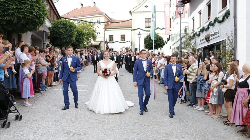 Viele Besucher kamen, um beim Burschen- und Brautzug dabei zu sein.