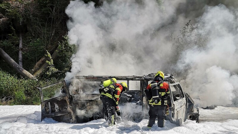 Ein brennender VW-Bus in Bad Abbach (Kreis Kelheim) hat am Dienstag einen Feuerwehreinsatz ausgelöst.