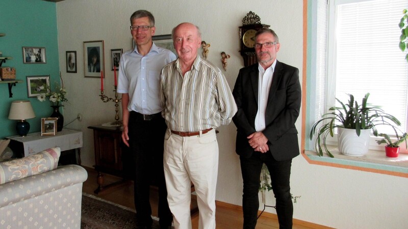 Pfarrer Johann Wutz und Kirchenmusiker Ewald Pirtzl bedankten sich bei Ernst Neumaier für seine 65-jährige intensive Unterstützung des Kirchenchores.