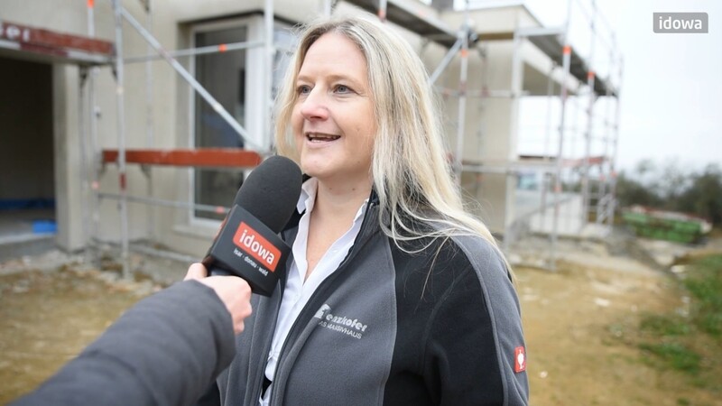 Susanne Ebner, Unternehmenssprecherin von Penzkofer Bau, erklärt den Fortschritt in Steinach.