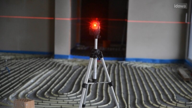Ein Hauch von Science Fiction auf der Baustelle: Der Nivellier-Laser sorgt dafür, dass der Boden später gerade ist.