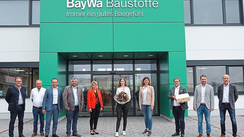 Mit einer kleinen Feierstunde wurde der neue Standort der BayWa eröffnet. Von links: Reinhold Weiss, Ernst Aumer, Josef Schütz, Markus Hön, Elisabeth Kerscher, Magdalena Schöberl, Tanja Schweiger, Christian Wild, Ernst-Matthias Aumer und Klaus Eschbach.