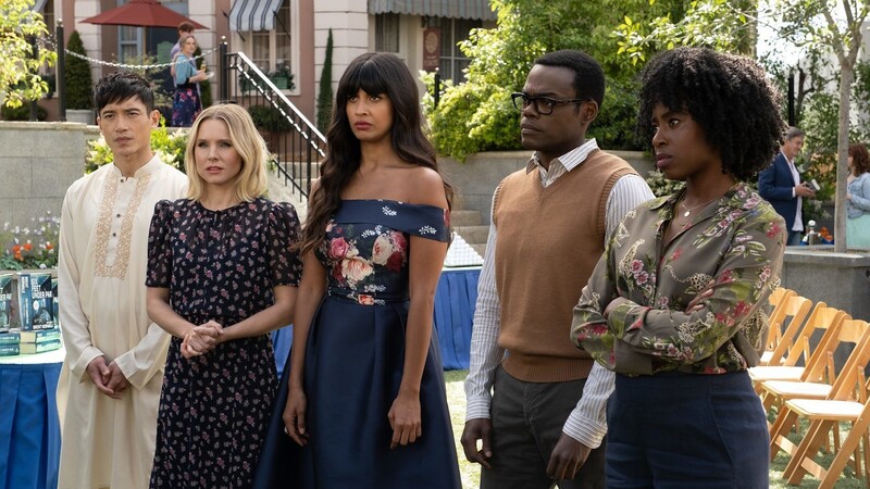 In der Sitcom "The Good Place" muss sich Eleanor (Zweite von links) in ihrer neuen Nachbarschaft im Himmel zurechtfinden.