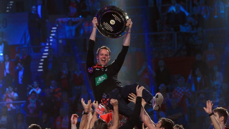 Europameister-Trainer Dagur Sigurdsson wird von seiner Mannschaft gefeiert.