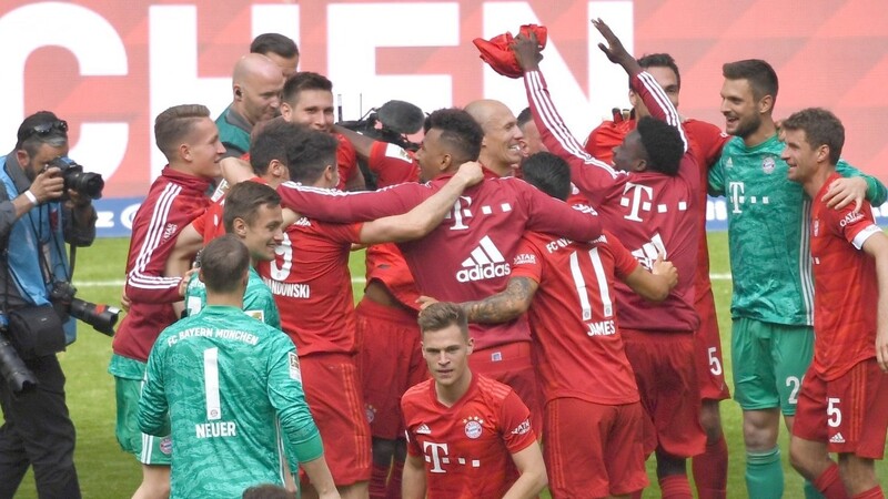 Der FC Bayern bejubelt die Meisterschaft.