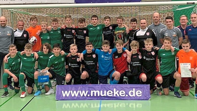 Der Sieger der C-Junioren des mueke Cups SpVgg GW Deggendorf mit dem zweitplatzierten SSV Jahn Regensburg samt Betreuer, Ausrichter und Ehrengast Fritz Gößwein.