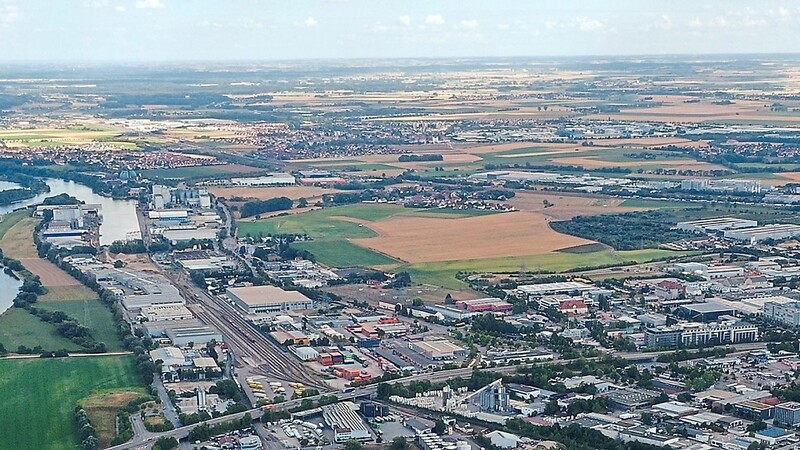 Auf der landwirtschaftlich genutzten Fläche zwischen Straubinger Straße, an Irl vorbei bis zur A 3 (auf dem Bild nicht sichtbar) soll die "Hafenspange" verlaufen.