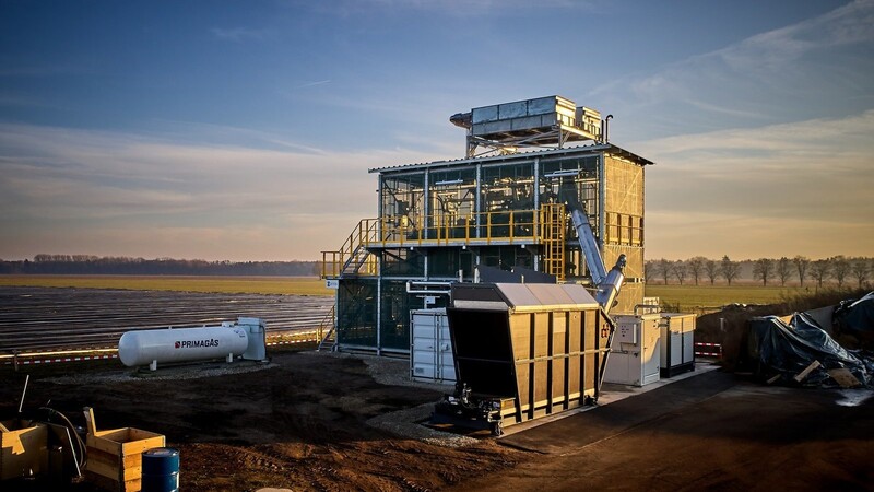 Die Demonstrationsanlage der Firma LXP in Aholfing (Kreis Straubing-Bogen) soll wichtige Rohstoffe für die Industrie liefern und die Biogasanlage effizienter machen.