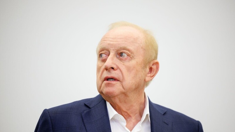 Alfons Schuhbeck, Koch und Unternehmer, steht vor Prozessbeginn als Angeklagter im Gerichtssaal im Landgericht München I.