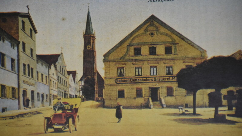 Der Marktplatz, wie er im Jahr 1907 aussah, als der Brauereibesitzer Johann Dettenhofer das erste Auto in Geisenhausen besaß.