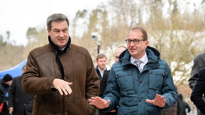 Die CSU-Landesgruppe - hier Landesgruppenchef Alexander Dobrindt (r.) mit Parteichef Markus Söder (Archivfoto) - plädiert für Steuererleichterungen für Kleinanleger.