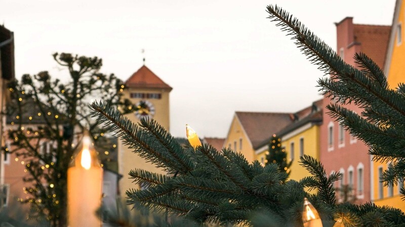 Viele Bäume schmücken traditionell in der Weihnachtszeit die Kelheimer Altstadt.