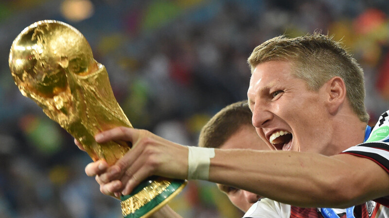 DER GRÖSSTE MOMENT in seiner sportlichen Karriere: Bastian Schweinsteiger reckt jubelnd die WM-Trophäe in die Höhe, nachdem Deutschland im Finale 2014 Argentinien besiegt hat.