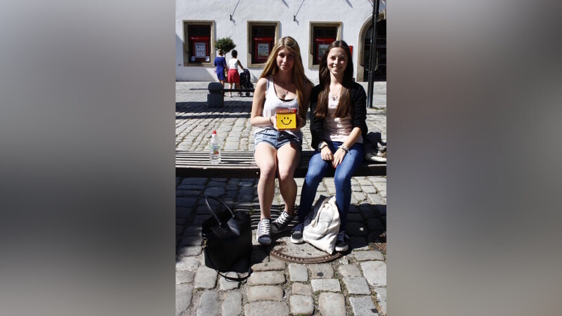 Nach einem Shopping-Tag mit ihrer Freundin Sarah (rechts) zog Lisa aus unserer Banknachbar-Box den Zettel "Heimat". (Foto: Thomas Achatz)