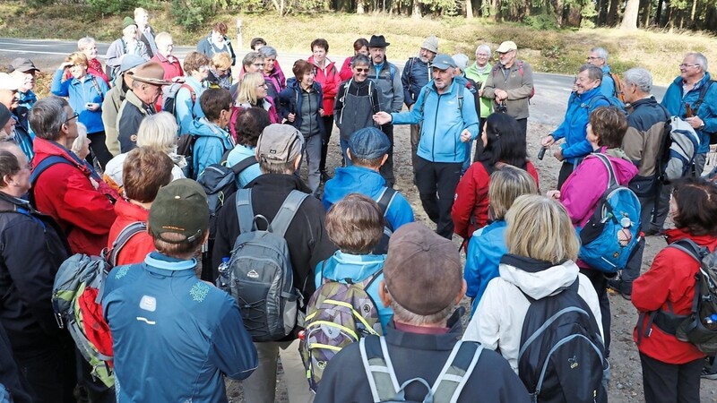 Knapp 100 Wanderer aus ganz Ostbayern erwiesen Sepp Altmann (Mitte) bei seiner Abschiedstour die Ehre.