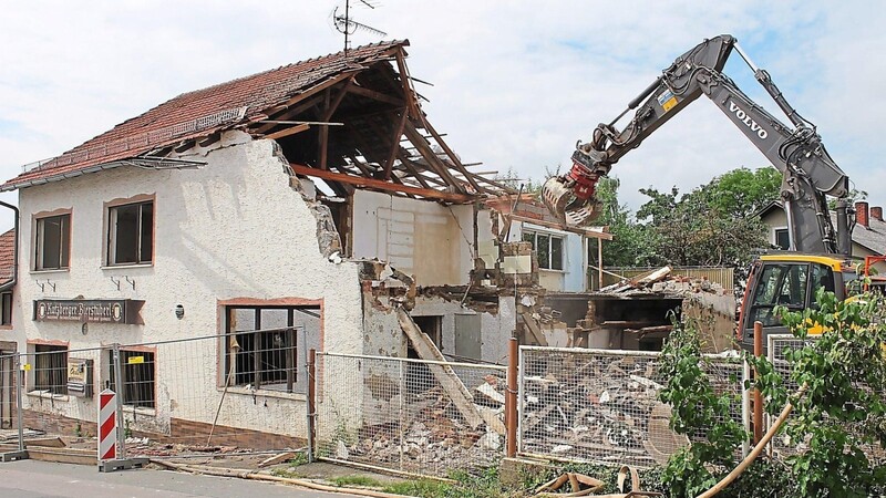 Das ehemalige Gasthaus auf dem Katzberg fällt dem Bagger zum Opfer.