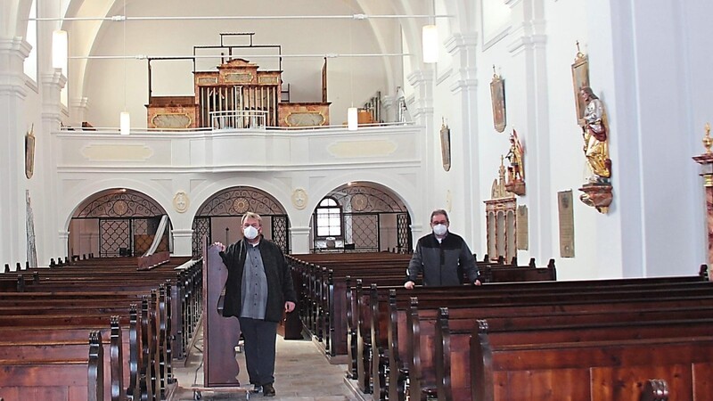 Die Pfarrkirche St. Vitus erstrahlt in neuem Glanz. Pfarrer Albert Hölzl (links) und Kirchenpfleger Albert Prögler sind mit dem Ergebnis der Innenrenovierung sehr zufrieden.