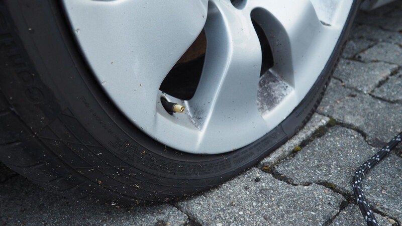 Unter anderem die Reifen zerstochen haben die bislang unbekannten Täter an dem abgestellten Auto. (Symbolbild)
