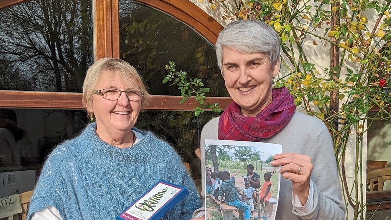 Elisabeth Schmitt (links) überreichte die Spenden vom Weihnachtsmarkt an Renata Egeter, die Vorsitzende des "Kinderhausverein Afrika".