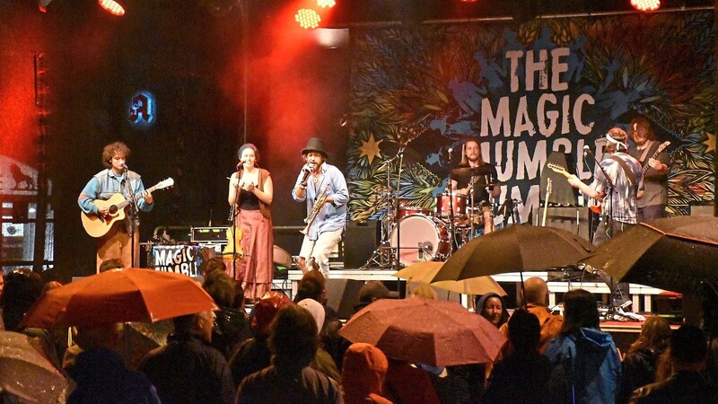 Musiker aus vielen Ländern Europas stehen mit "The Magic Mumble Jumble" auf einer Bühne und begeistern auch bei Regen.