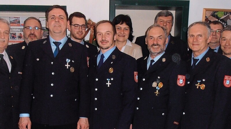 Die geehrten Feuerwehrmänner mit Bürgermeisterin Andrea Weiß und Führungsleuten der Feuerwehr.
