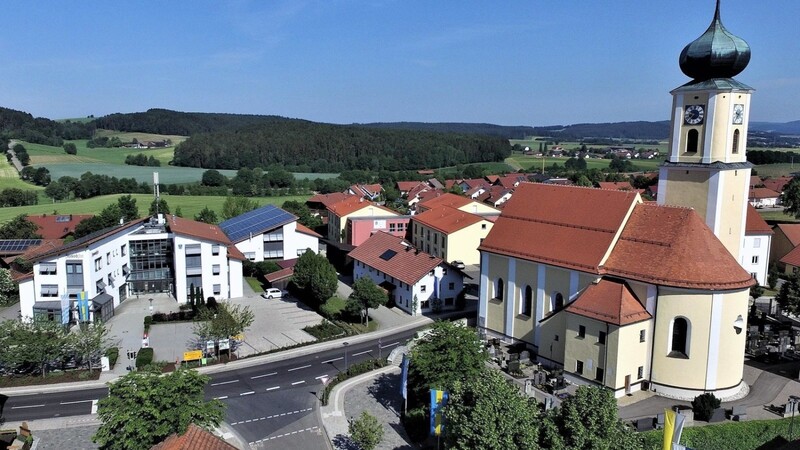 Auf dem bisherigen "Kramer-Anwesen" zwischen Gemeindezentrum und Wohnresidenz "Sankt Raphael und direkt gegenüber der Pfarrkirche sollen in Schorndorf für die "Neue Soziale Mitte" bis 2022 rund drei Millionen Euro investiert werden.