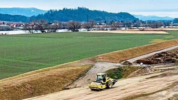 Der Bau eines Flutbeckens bei Wörth - hier eine Polderbaustelle in Niederbayern - ist umstritten. Gleich zu Beginn des Raumordnungsverfahrens gibt es einen Konflikt.