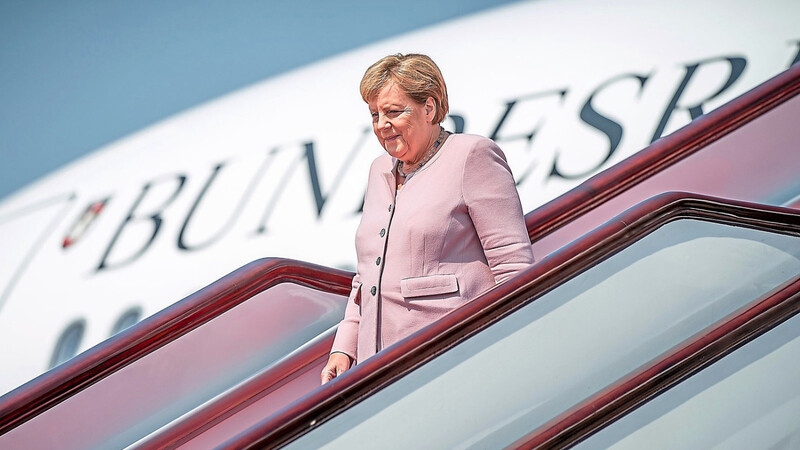 Bei der Afrika-Reise von Angela Merkel stehen Bedingungen für deutsche Unternehmen und klimafreundliche Technologien im Vordergrund.