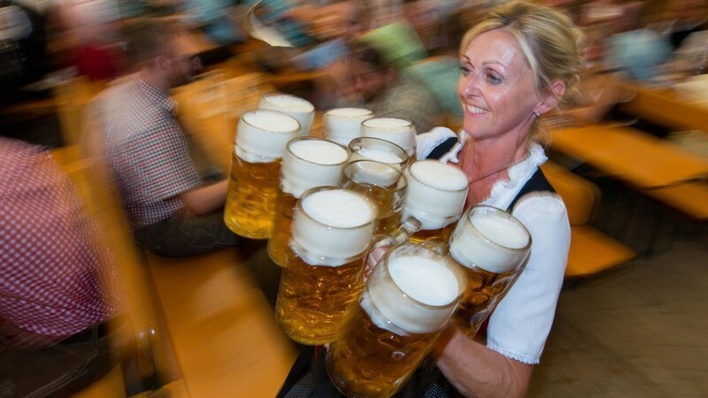 Große Empörung über den Bierpreis in Landshut: Doch sind 9,90 Euro wirklich zu viel? Das wollen wir in unserer Umfrage wissen.