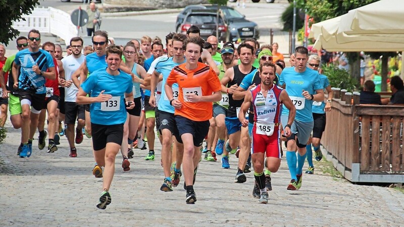 Beim Massenstart gingen die erwachsenen Läufer auf den 5, 7,5 oder 10 Kilometer langen Rundkurs.