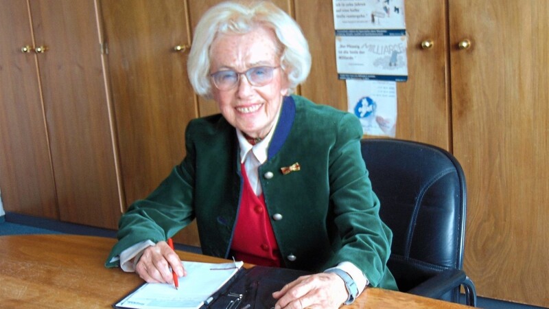 Annemarie Stumpf ?. Das Bild entstand anlässlich ihres 90. Geburtstages in ihrem Büro.
