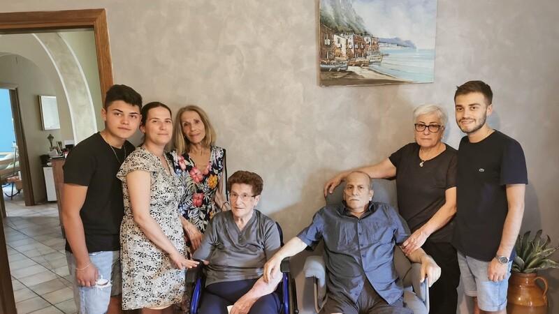 Cosimo Gianfrancesco und seine Familie - die Malteser brachten den 63-Jährigen zu seiner Mutter nach Italien.