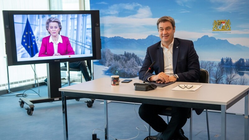 Ursula von der Leyen (CDU), Präsidentin der Europäischen Kommission, ist während der Online-Ministerpräsidentenkonferenz der Länder auf dem Monitor von Markus Söder (CSU), Ministerpräsident von Bayern, zugeschaltet.