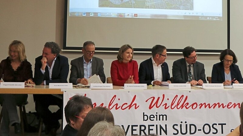 Joachim Wolbergs (Die Brücke) (v. l.), Irmgard Freihoffer (Linke), Horst Meierhofer (FDP), Ludwig Artinger (Freie Wähler), Astrid Freudenstein (CSU), Christian Janele (CSB), Stephan Christoph (Grüne), Gertrud Maltz-Schwarzfischer (SPD), Benedikt Suttner (ÖDP).