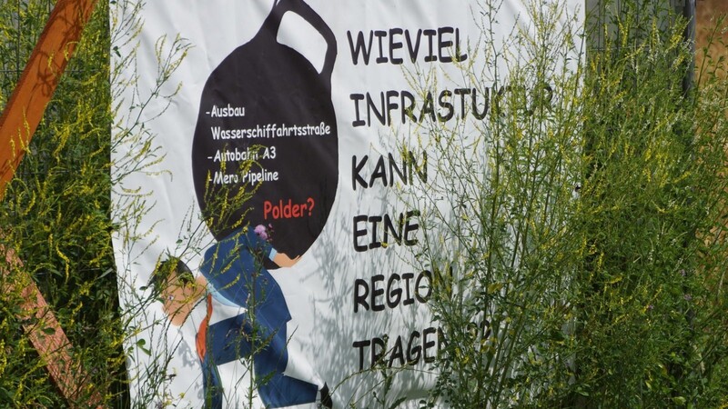 Ein Protestplakat gegen Flutpolder in der Nähe der Donau bei Kiefenholz. An diesem Samstag ab 20.30 Uhr werden Bürger und Kommunalpolitiker mit brennenden Fackeln ein Zeichen setzen.