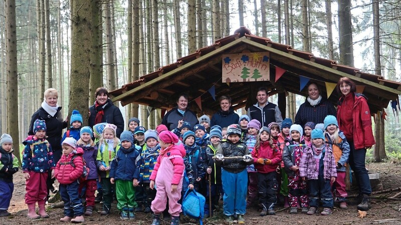 Zwei Jahrzehnte Waldpädagogik im Kindergarten St. Ingeborg: Da freuen sich Kinder und Betreuerinnen.