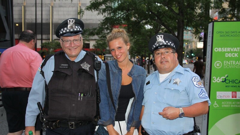 Chicago Gangster? Nicht hier! Sophia Wimmer (18) traf zwei Cops in der Innenstadt von Chicago.