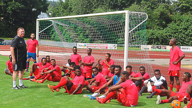 Georg Giftthaler (links) rief im Herbst 2020 die Fußballmannschaft FC Sierra Leone ins Leben. Seine Spieler, Geflüchtete aus Sierra Leone, sind für den 62-Jährigen mittlerweile zu engen Vertrauten geworden.