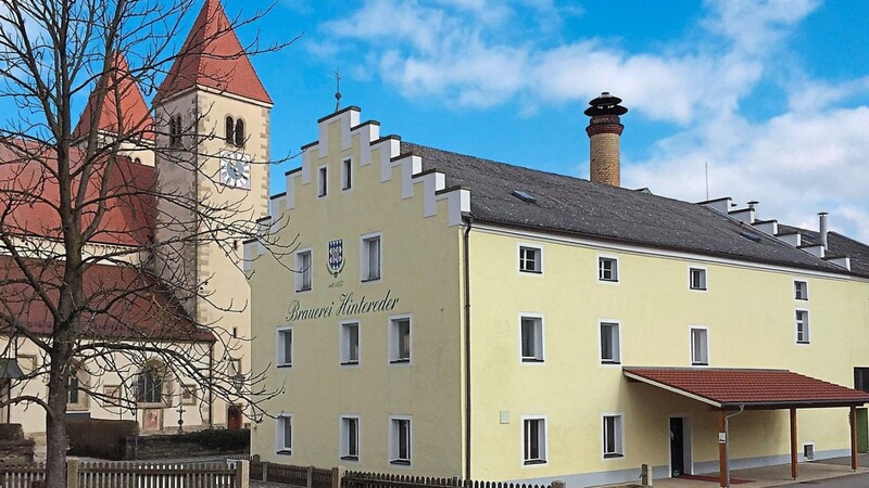 Das Marienmünster und das Brauereigebäude prägen den Dorfmittelpunkt. Der Schriftzug an der Hausfassade wird an die Brauerei erinnern.