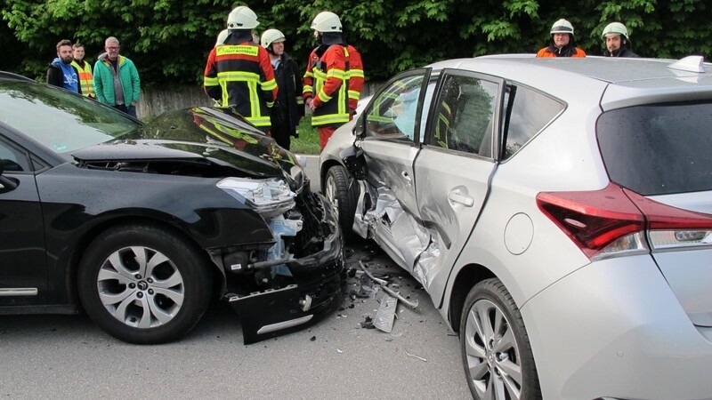 Ein Unfall hat sich am Montag in Moosburg ereignet. Dabei wurden zwei Männer leicht verletzt.