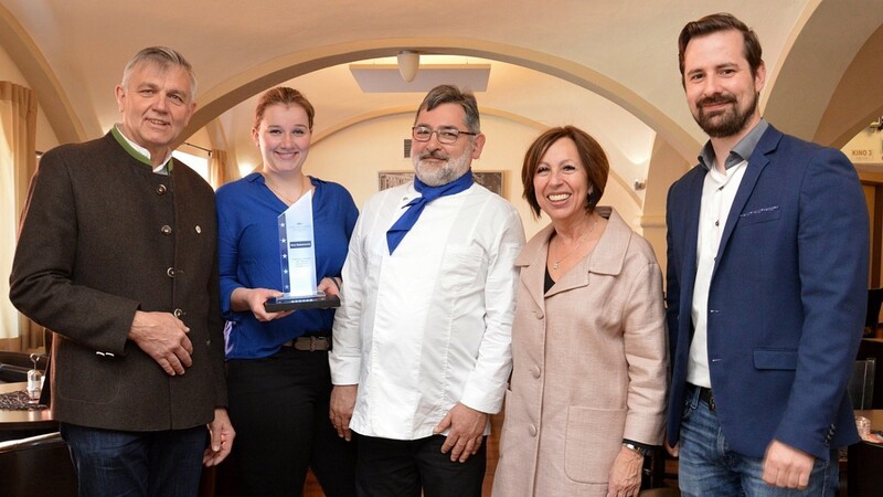 Freuten sich über den Gastronomie-Preis: Josef Dollinger und Tochter Verena, Chefkoch Leonhard Feiner, Bürgermeisterin Anita Meinelt.