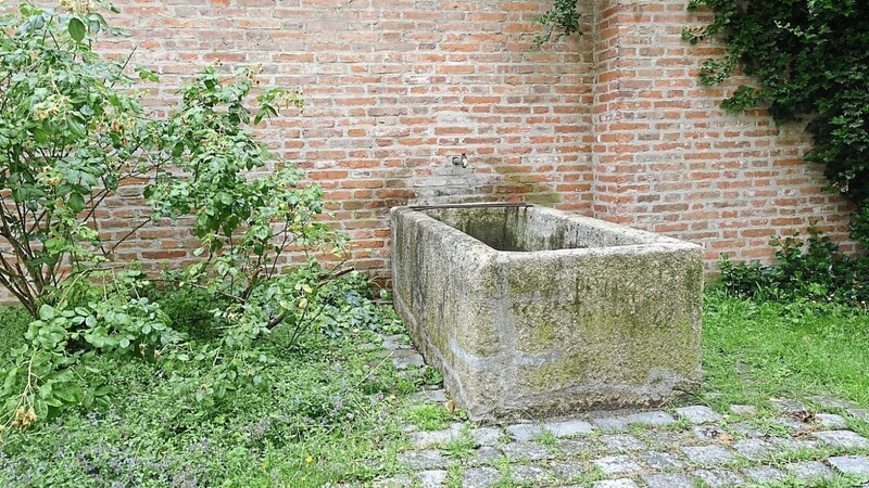 Ein Granitbrunnen im kleinen Park am Bauzunfthaus erinnert daran, dass dieses einst ein Brunnenhaus war.