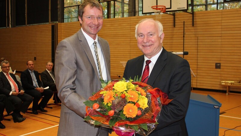 10. Oktober 2011: Landrat Heinrich Trapp heißt in einer Feierstunde Reiner Sagstetter als neuen Leiter der Hans-Glas-Berufsschule willkommen.