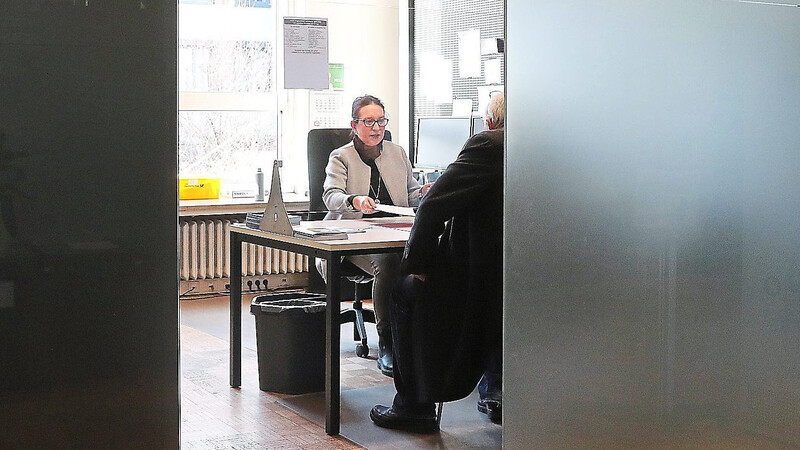 Aktuell sind im Bürgerbüro im Rathaus II an der Luitpoldstraße rund 20 Mitarbeiter für die Service-Termine zuständig. Vier von ihnen sind für die Termine abgestellt, die über das Online-Terminsystem eingehen.