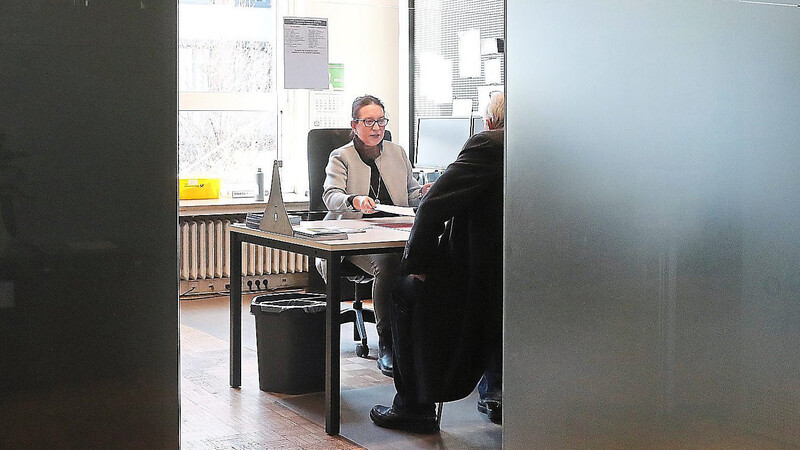 Aktuell sind im Bürgerbüro im Rathaus II an der Luitpoldstraße rund 20 Mitarbeiter für die Service-Termine zuständig. Vier von ihnen sind für die Termine abgestellt, die über das Online-Terminsystem eingehen.
