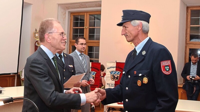 Landrat Josef Hauner ehrte den Auer Feuerwehr-Vorsitzenden Wolfgang Hadersdorfer (rechts) für 40-jährige aktive Dienstzeit.