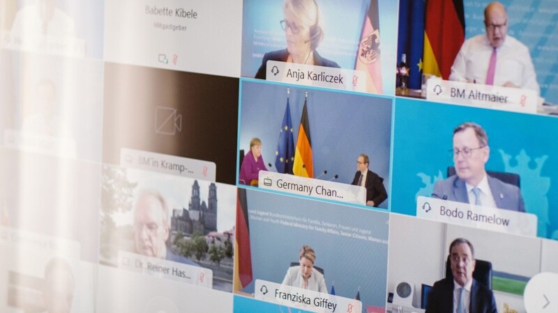 Ministerpräsidenten, Kanzlerin und weitere Vertreter der Bundesregierung sind während der Bund-Länder-Konferenz im Gästehaus der Niedersächsischen Landesregierung auf einem Bildschirm zu sehen.