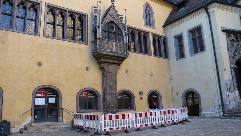 Am Erker des Historischen Reichssaals ist auf der rechten Seite einer der beiden Türmchen abgebrochen.