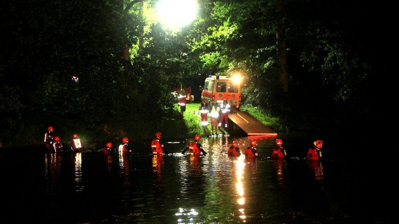 Hilferufe aus dem Fluss Regen haben den Einsatzkräften in Regenstauf eine lange Nacht beschert. Am Ende musste die Suche jedoch erfolglos abgebrochen werden.