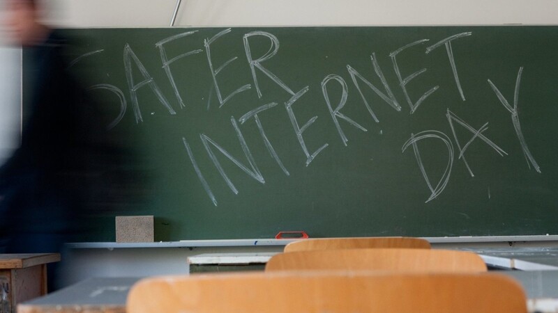 Ein Schüler geht in Berlin an einer Tafel vorbei, auf der "Safer Internet Day" steht. Die Experten der Versicherung arag geben Tipps, wie man sich im Internet am besten schützt (Archivbild).